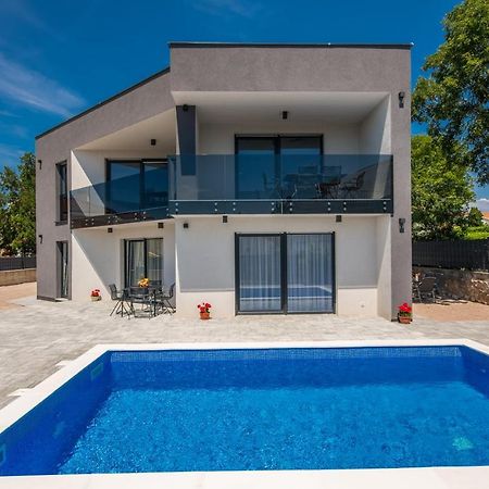 Apartments Villa "Aurea" With Pool คิร์ก ภายนอก รูปภาพ