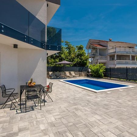 Apartments Villa "Aurea" With Pool คิร์ก ภายนอก รูปภาพ