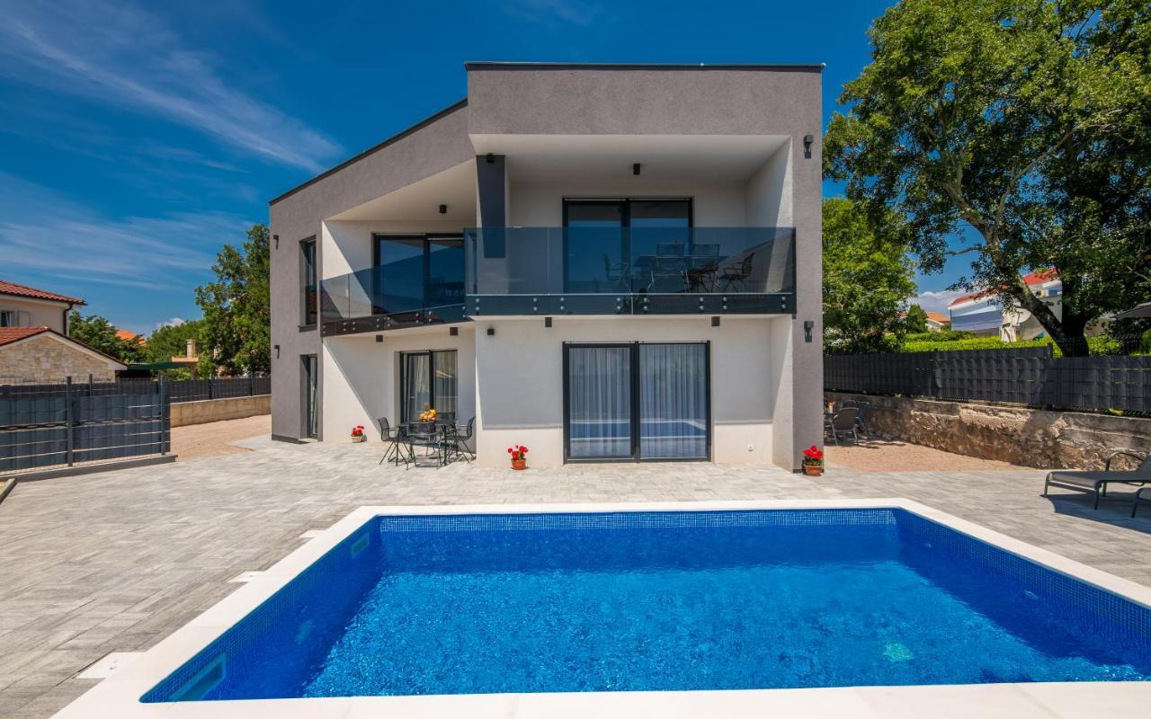 Apartments Villa "Aurea" With Pool คิร์ก ภายนอก รูปภาพ