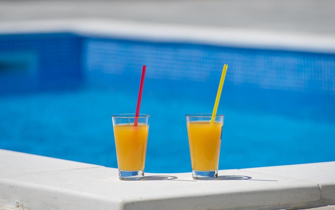 Apartments Villa "Aurea" With Pool คิร์ก ภายนอก รูปภาพ