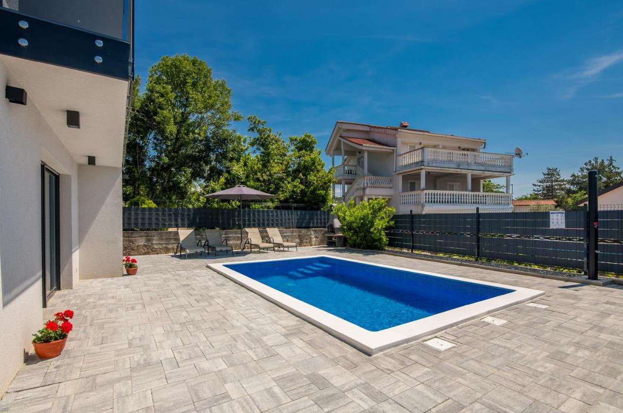 Apartments Villa "Aurea" With Pool คิร์ก ภายนอก รูปภาพ
