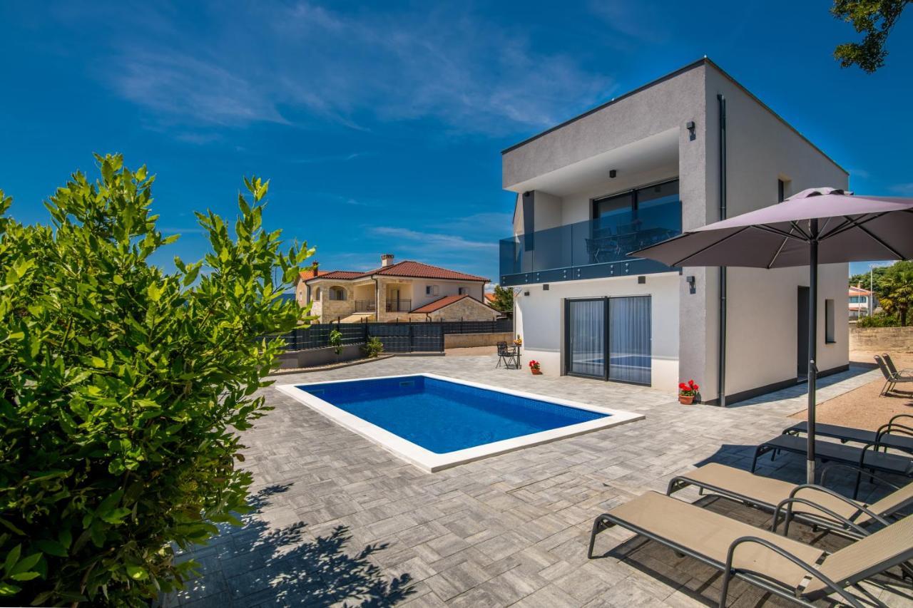 Apartments Villa "Aurea" With Pool คิร์ก ภายนอก รูปภาพ