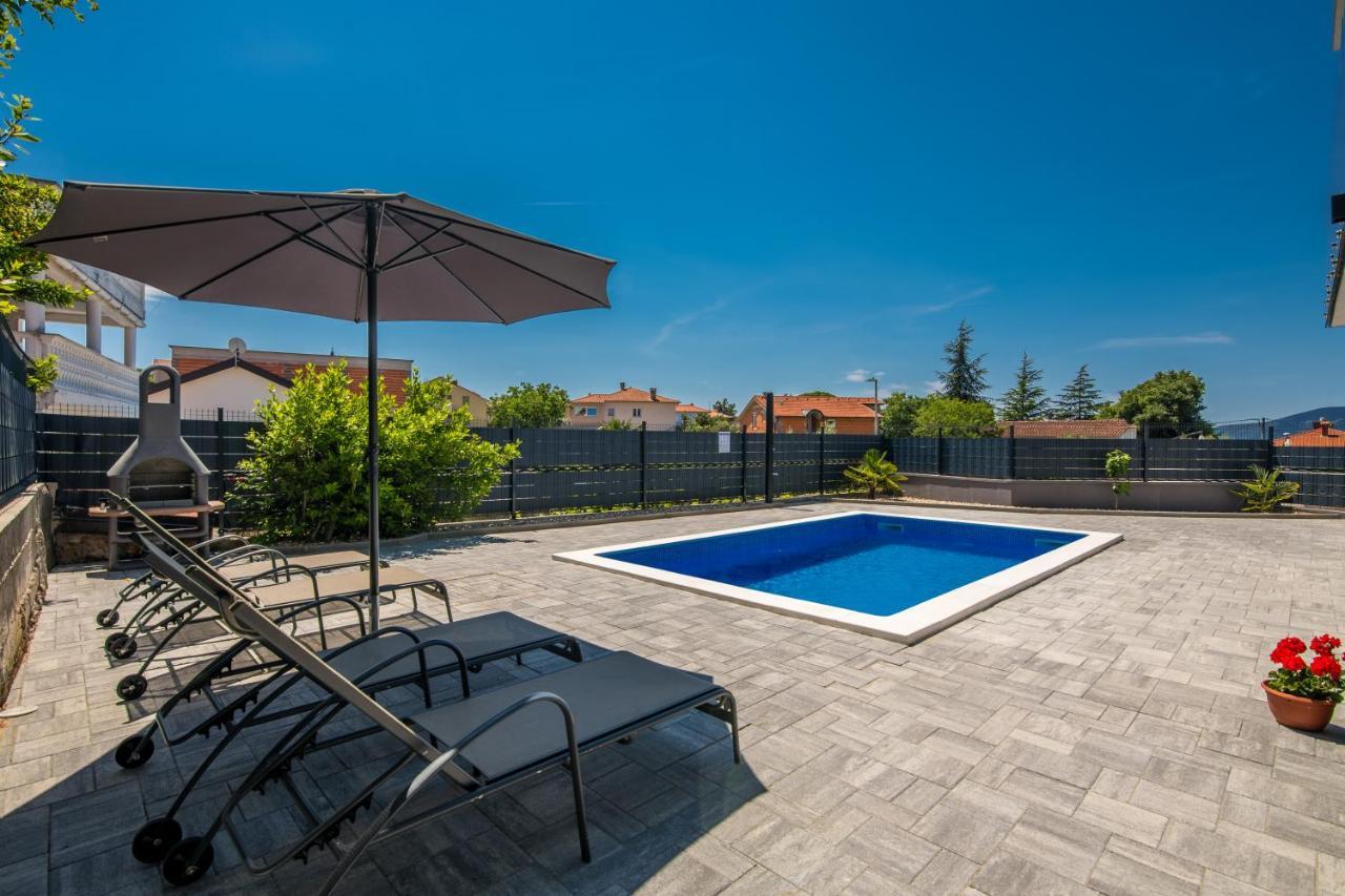 Apartments Villa "Aurea" With Pool คิร์ก ภายนอก รูปภาพ