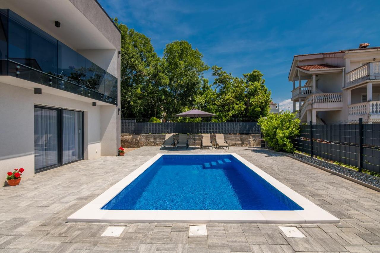 Apartments Villa "Aurea" With Pool คิร์ก ภายนอก รูปภาพ
