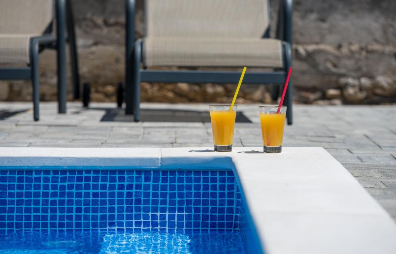 Apartments Villa "Aurea" With Pool คิร์ก ภายนอก รูปภาพ