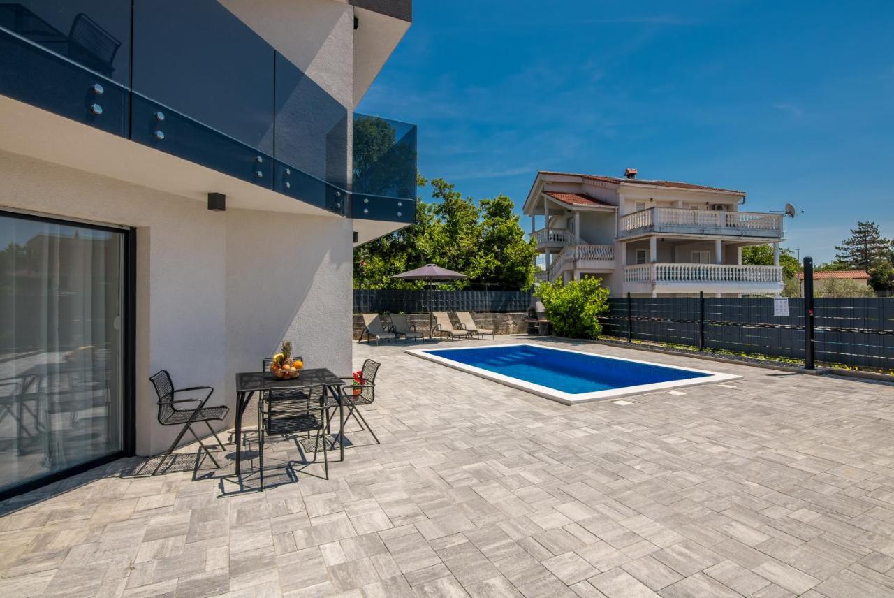 Apartments Villa "Aurea" With Pool คิร์ก ภายนอก รูปภาพ