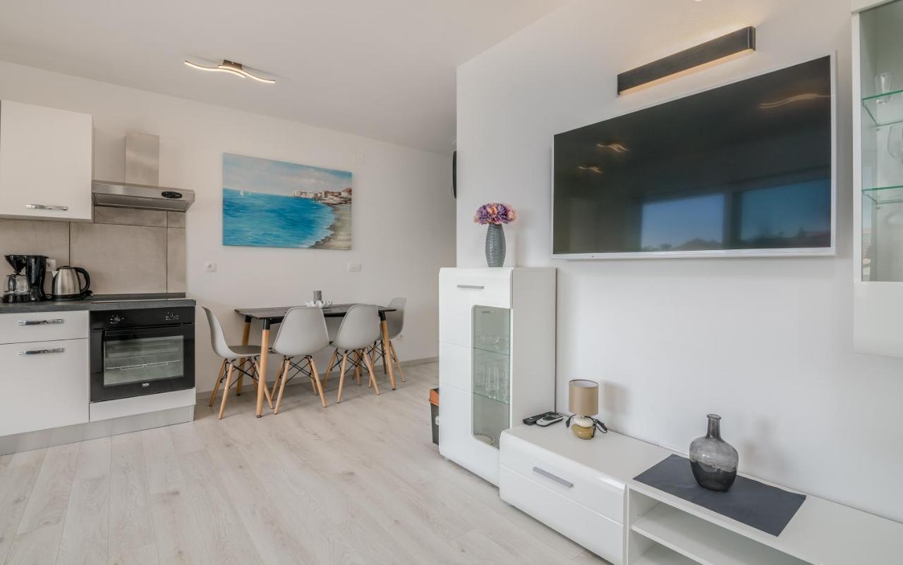 Apartments Villa "Aurea" With Pool คิร์ก ภายนอก รูปภาพ