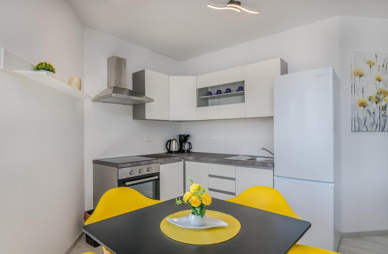 Apartments Villa "Aurea" With Pool คิร์ก ภายนอก รูปภาพ