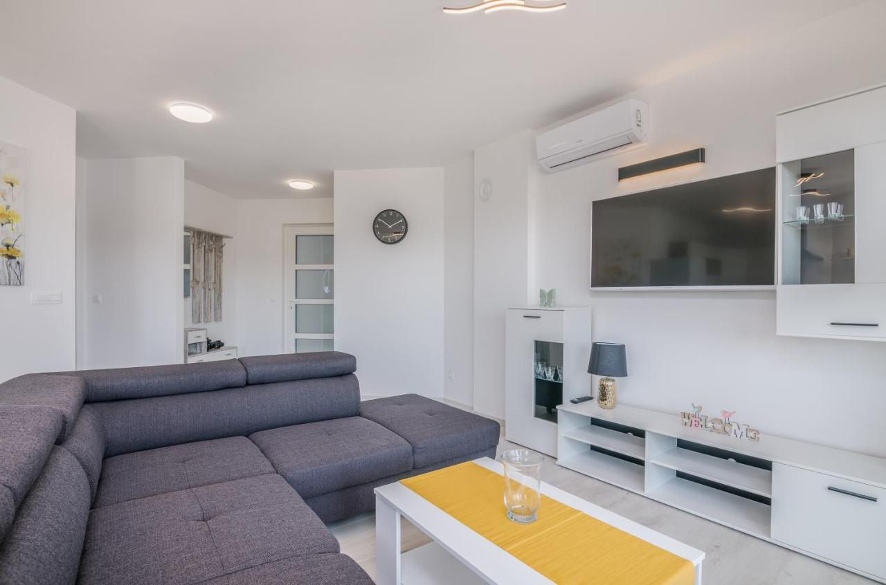 Apartments Villa "Aurea" With Pool คิร์ก ภายนอก รูปภาพ