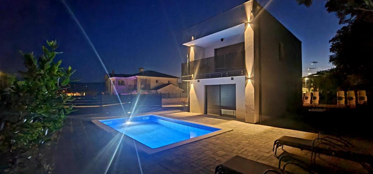 Apartments Villa "Aurea" With Pool คิร์ก ภายนอก รูปภาพ