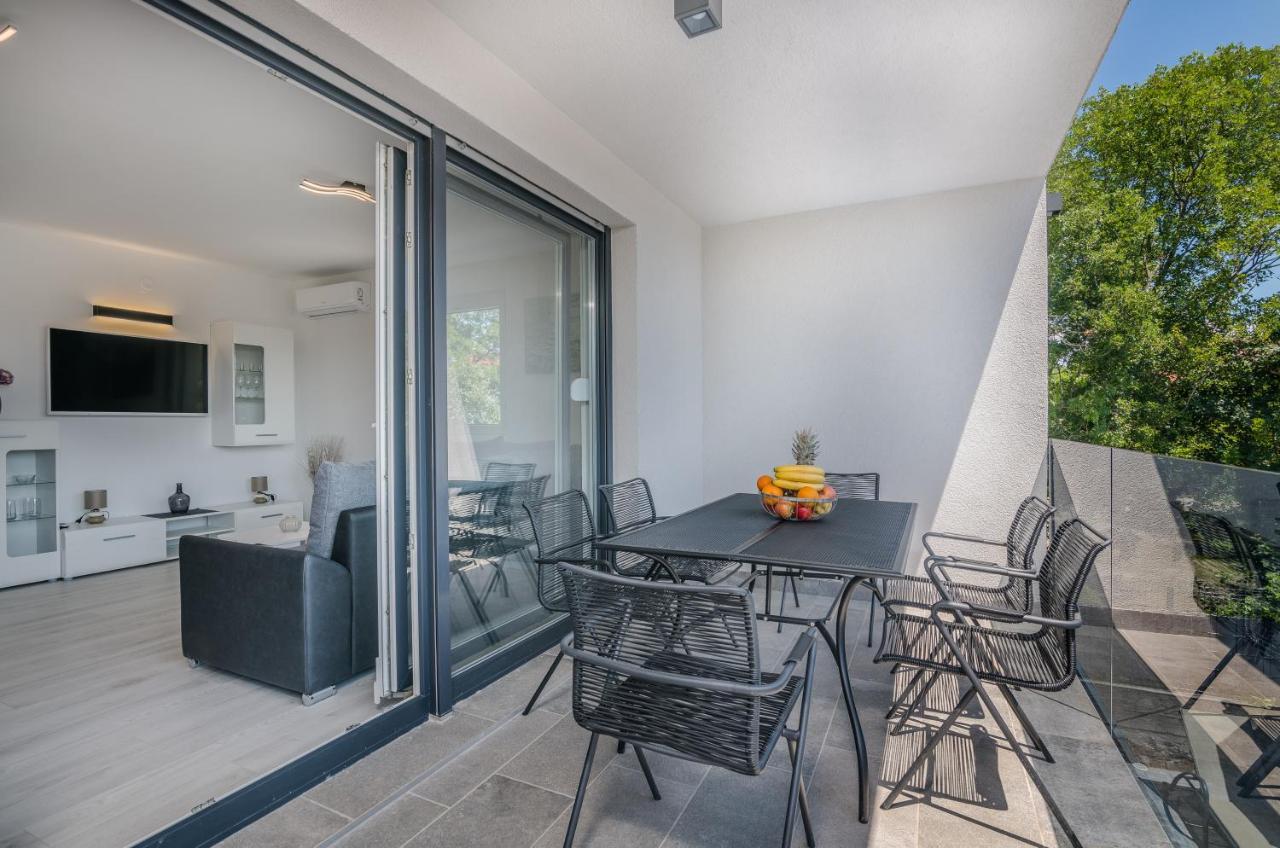 Apartments Villa "Aurea" With Pool คิร์ก ภายนอก รูปภาพ