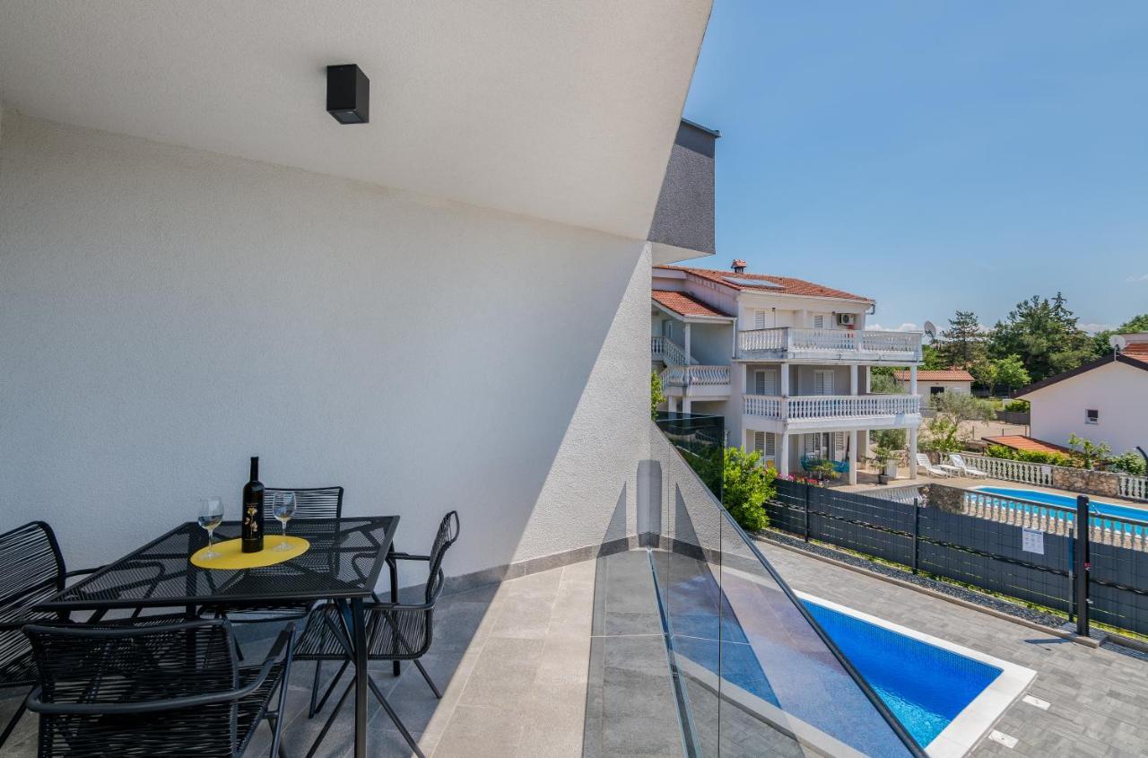 Apartments Villa "Aurea" With Pool คิร์ก ภายนอก รูปภาพ