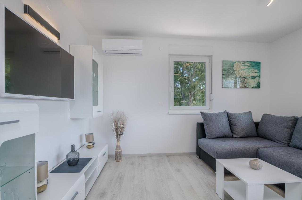 Apartments Villa "Aurea" With Pool คิร์ก ภายนอก รูปภาพ