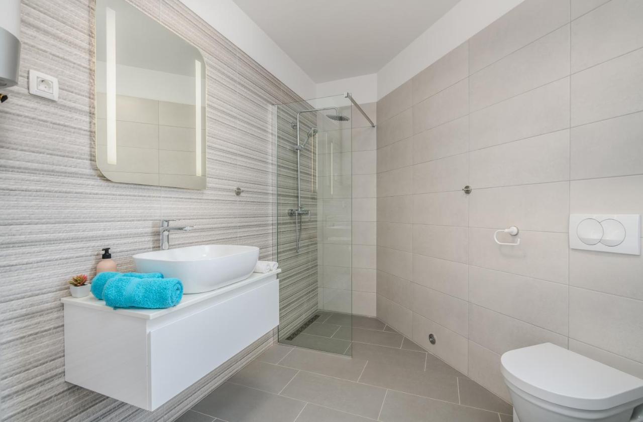 Apartments Villa "Aurea" With Pool คิร์ก ภายนอก รูปภาพ
