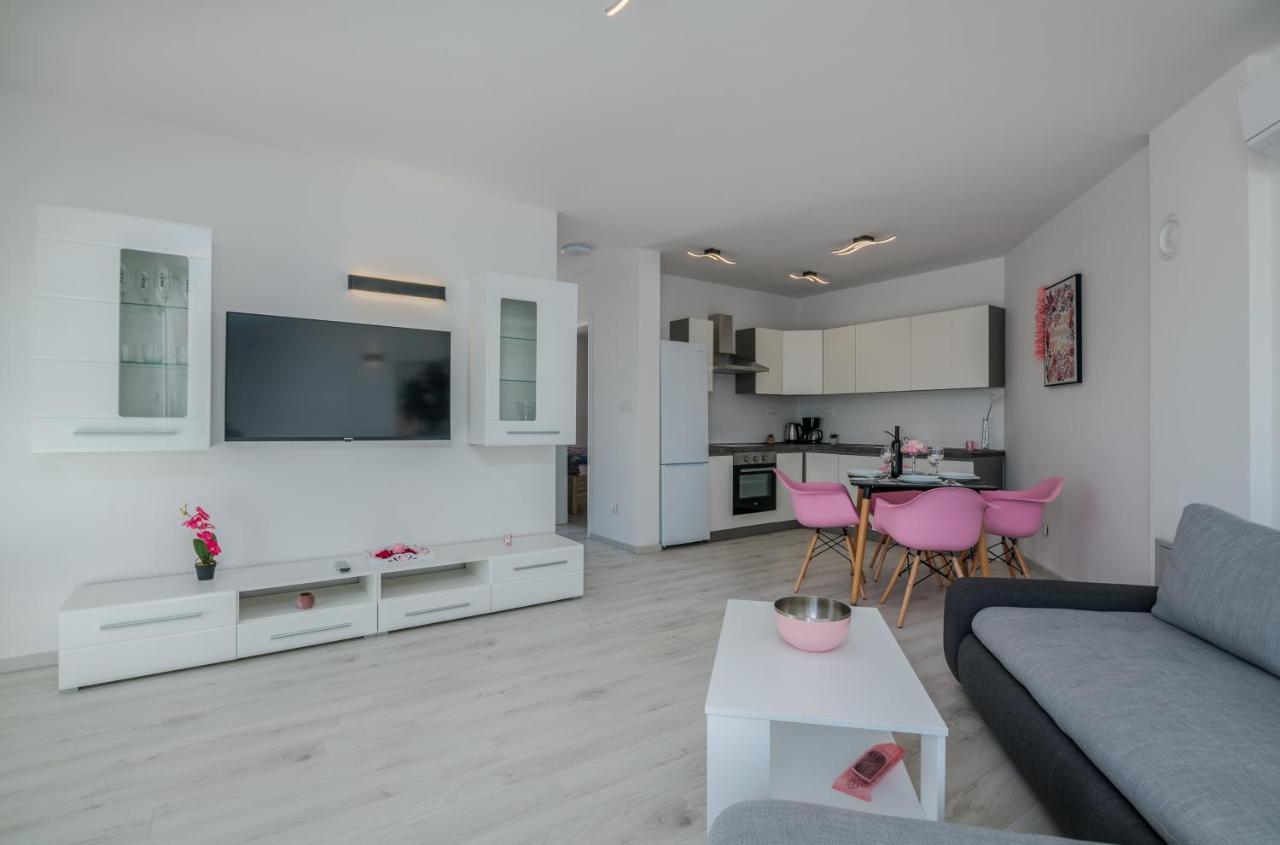 Apartments Villa "Aurea" With Pool คิร์ก ภายนอก รูปภาพ