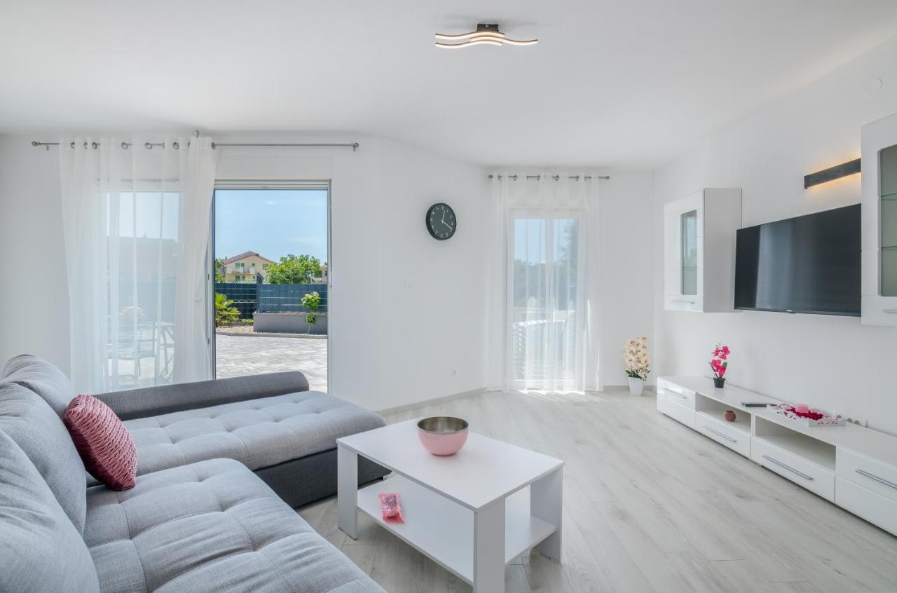 Apartments Villa "Aurea" With Pool คิร์ก ภายนอก รูปภาพ