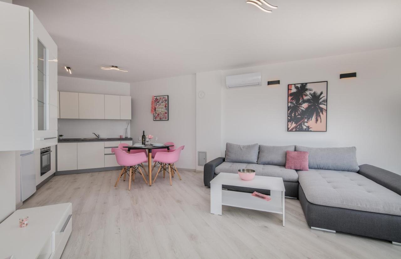 Apartments Villa "Aurea" With Pool คิร์ก ภายนอก รูปภาพ