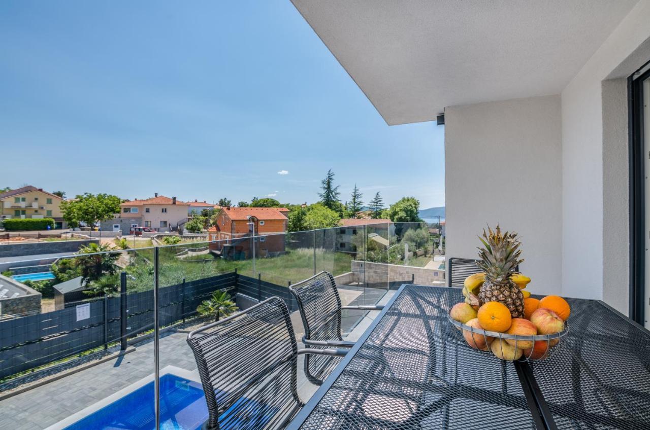 Apartments Villa "Aurea" With Pool คิร์ก ภายนอก รูปภาพ
