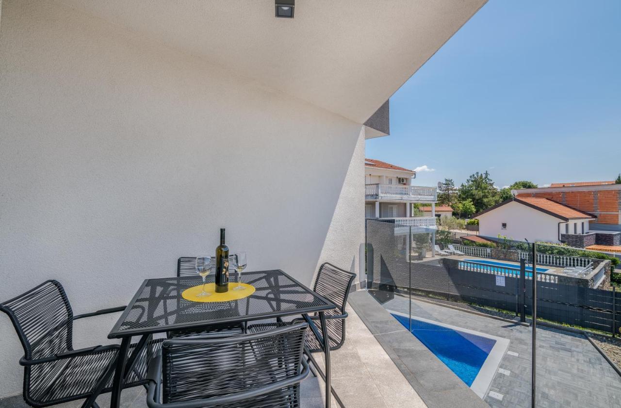 Apartments Villa "Aurea" With Pool คิร์ก ภายนอก รูปภาพ