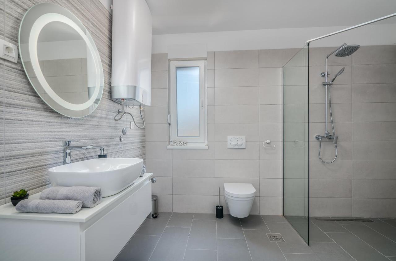 Apartments Villa "Aurea" With Pool คิร์ก ภายนอก รูปภาพ