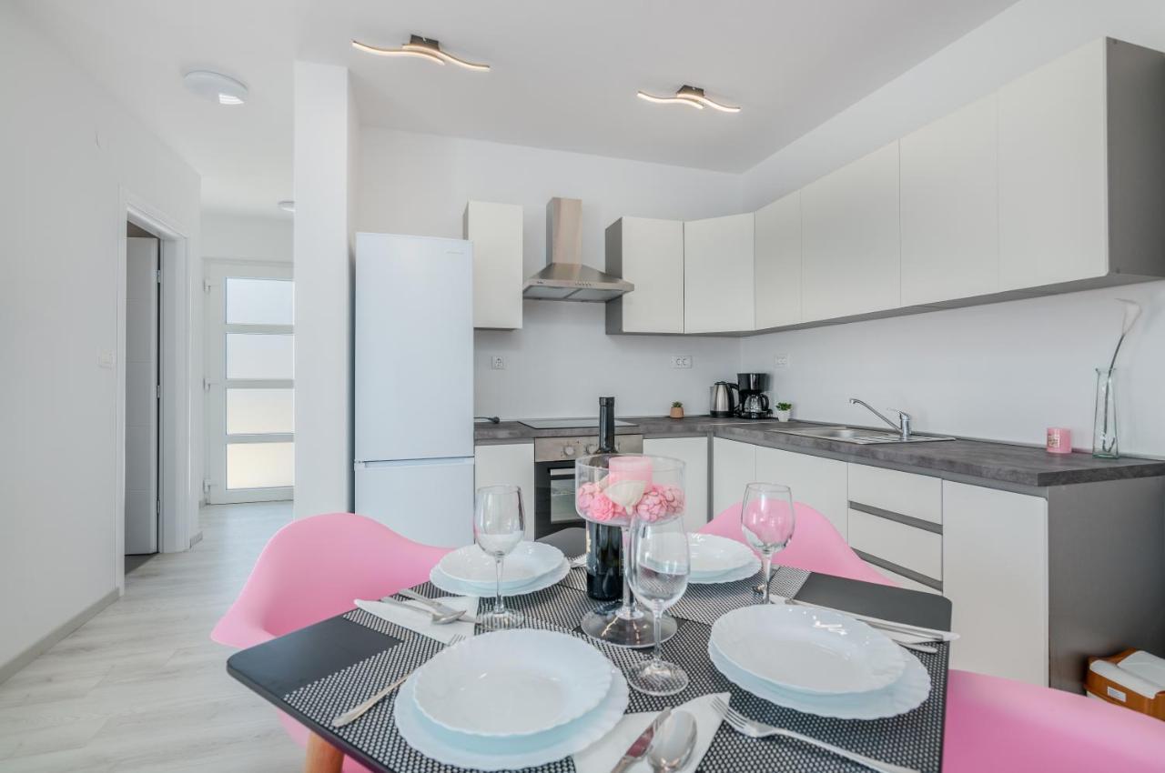Apartments Villa "Aurea" With Pool คิร์ก ภายนอก รูปภาพ