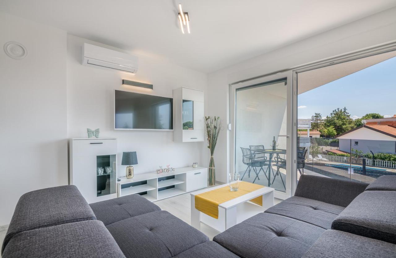 Apartments Villa "Aurea" With Pool คิร์ก ภายนอก รูปภาพ