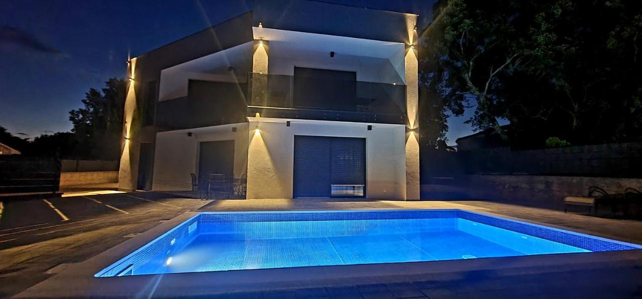Apartments Villa "Aurea" With Pool คิร์ก ภายนอก รูปภาพ