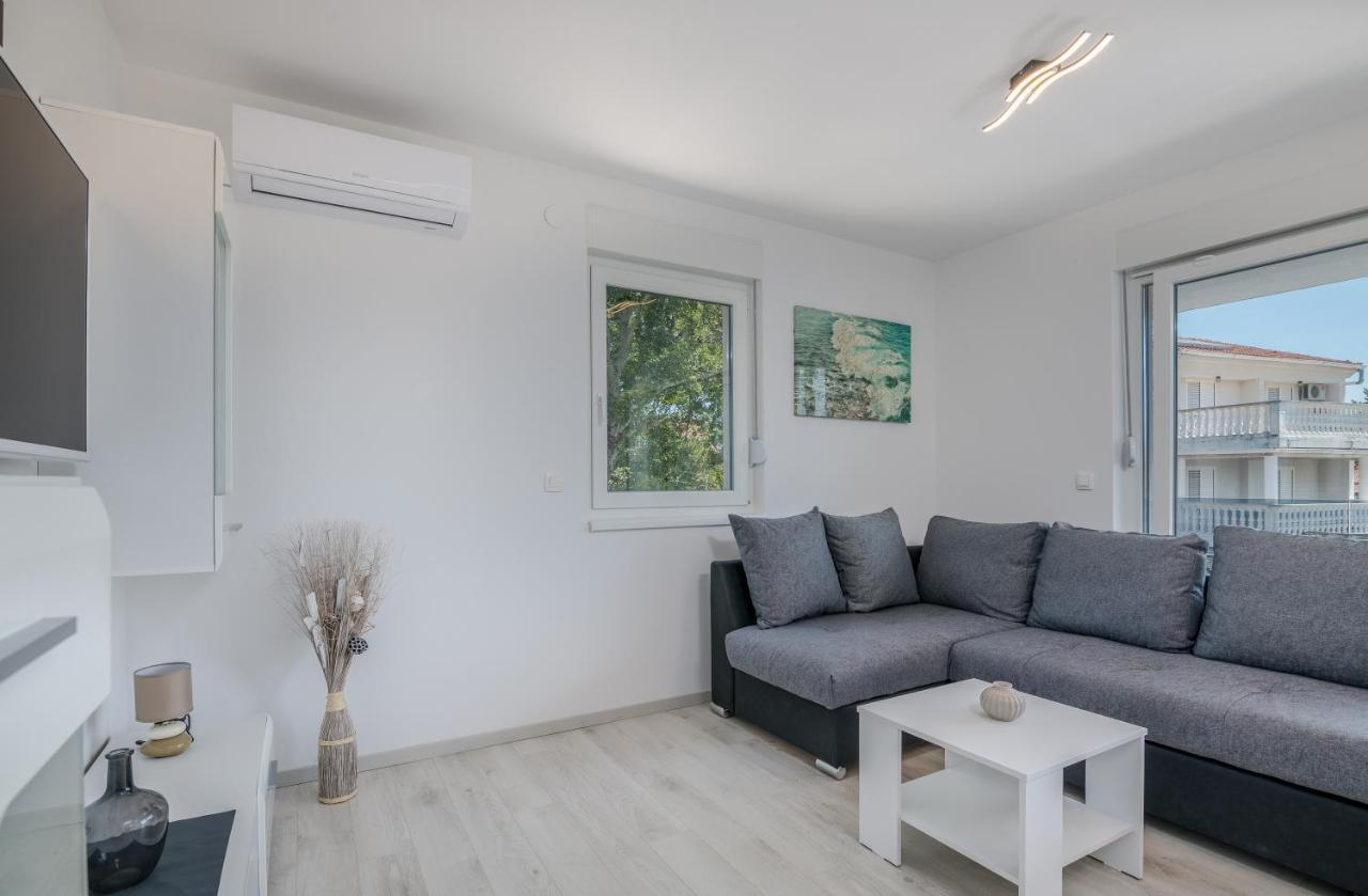 Apartments Villa "Aurea" With Pool คิร์ก ภายนอก รูปภาพ