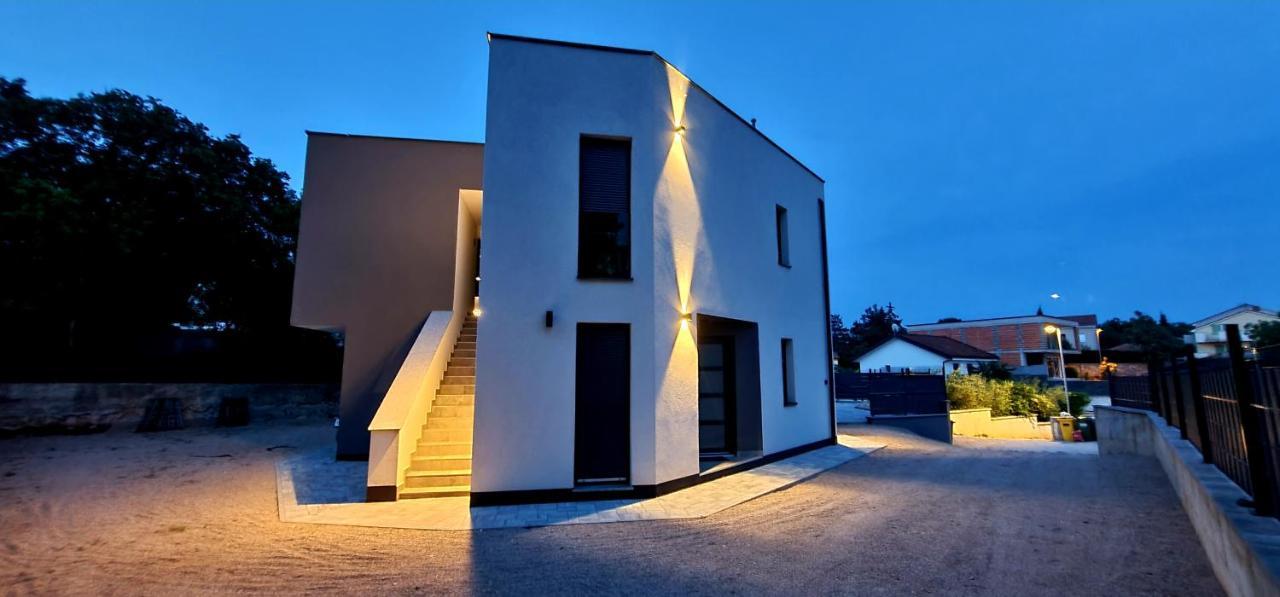 Apartments Villa "Aurea" With Pool คิร์ก ภายนอก รูปภาพ